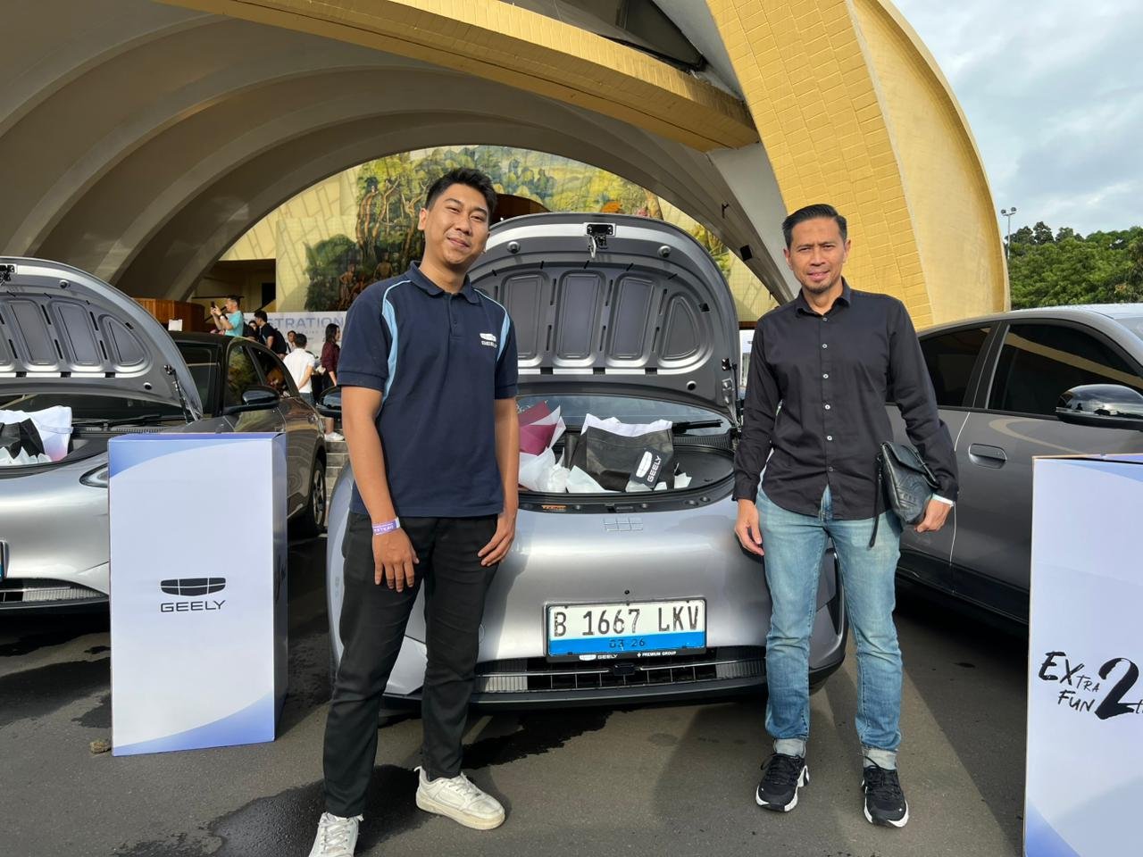 Penyerahan Mobil Geely ke Pelanggan Dealer Fatmawati